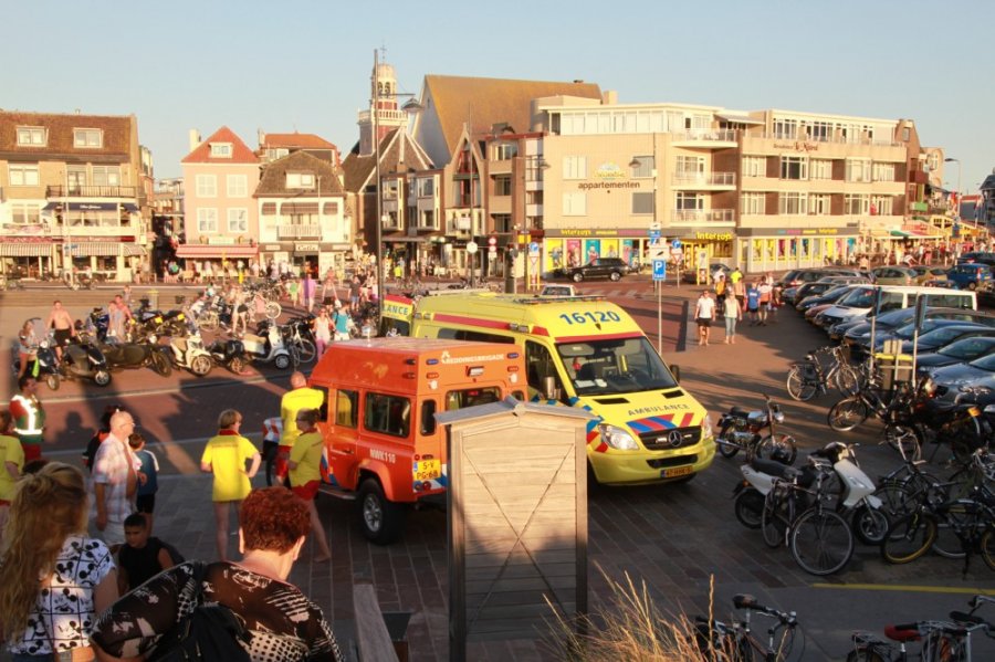 Man onwel op strand nabij de zeilvereniging